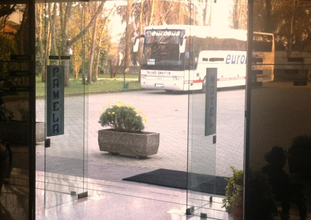 Hotel Pamela Сан Пиетро ин Цазале Екстериор снимка